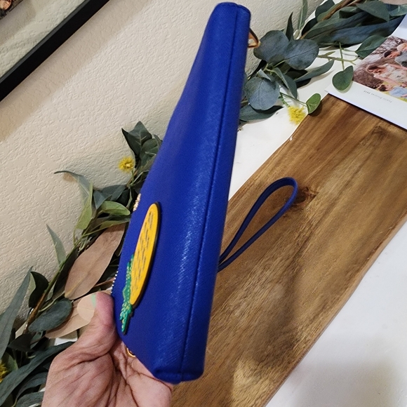 TORY BURCH  Robinson Pineapple Large Wristlet Like New - Picture 3 of 6